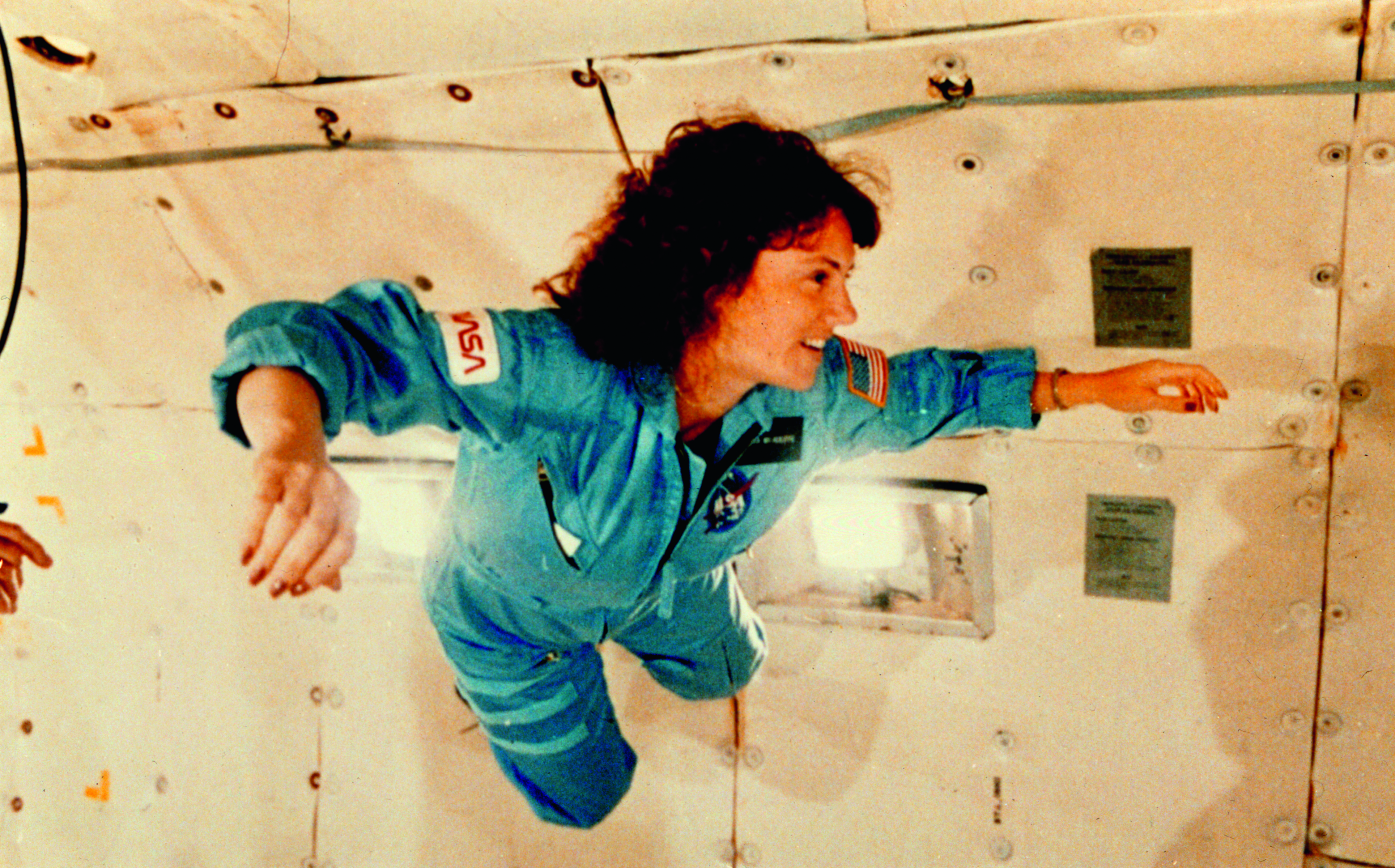 christa_mcauliffe_experiences_weightlessness_during_kc-135_flight_-_gpn-2002-000149