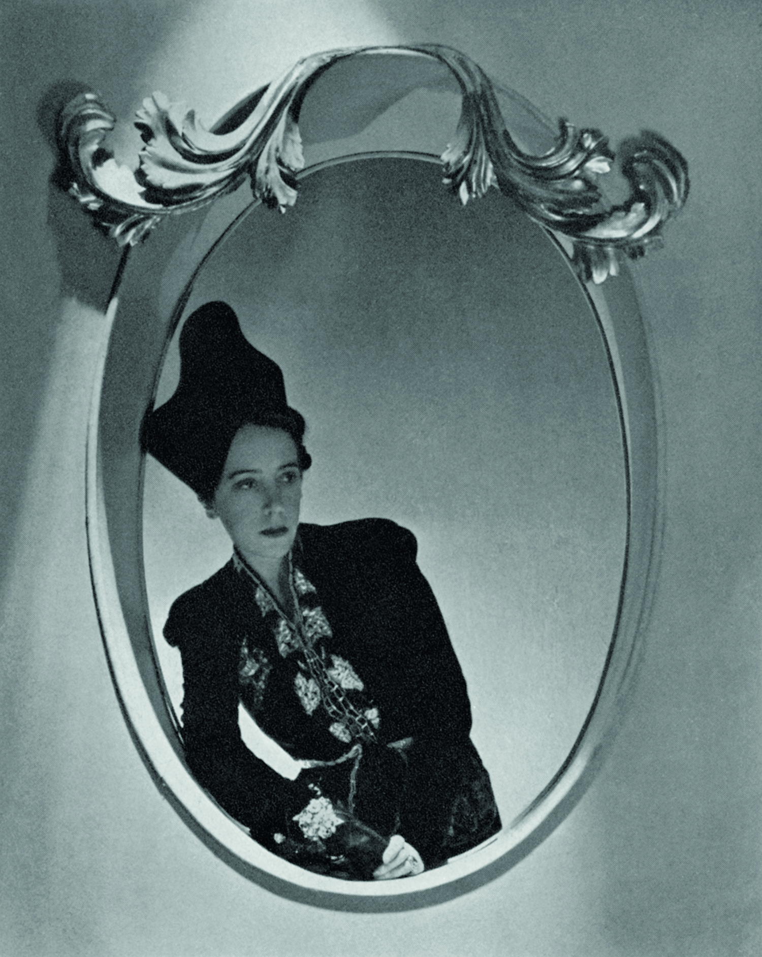 elsa_schiaparelli_1937_by_horst_condenast_publications_inc