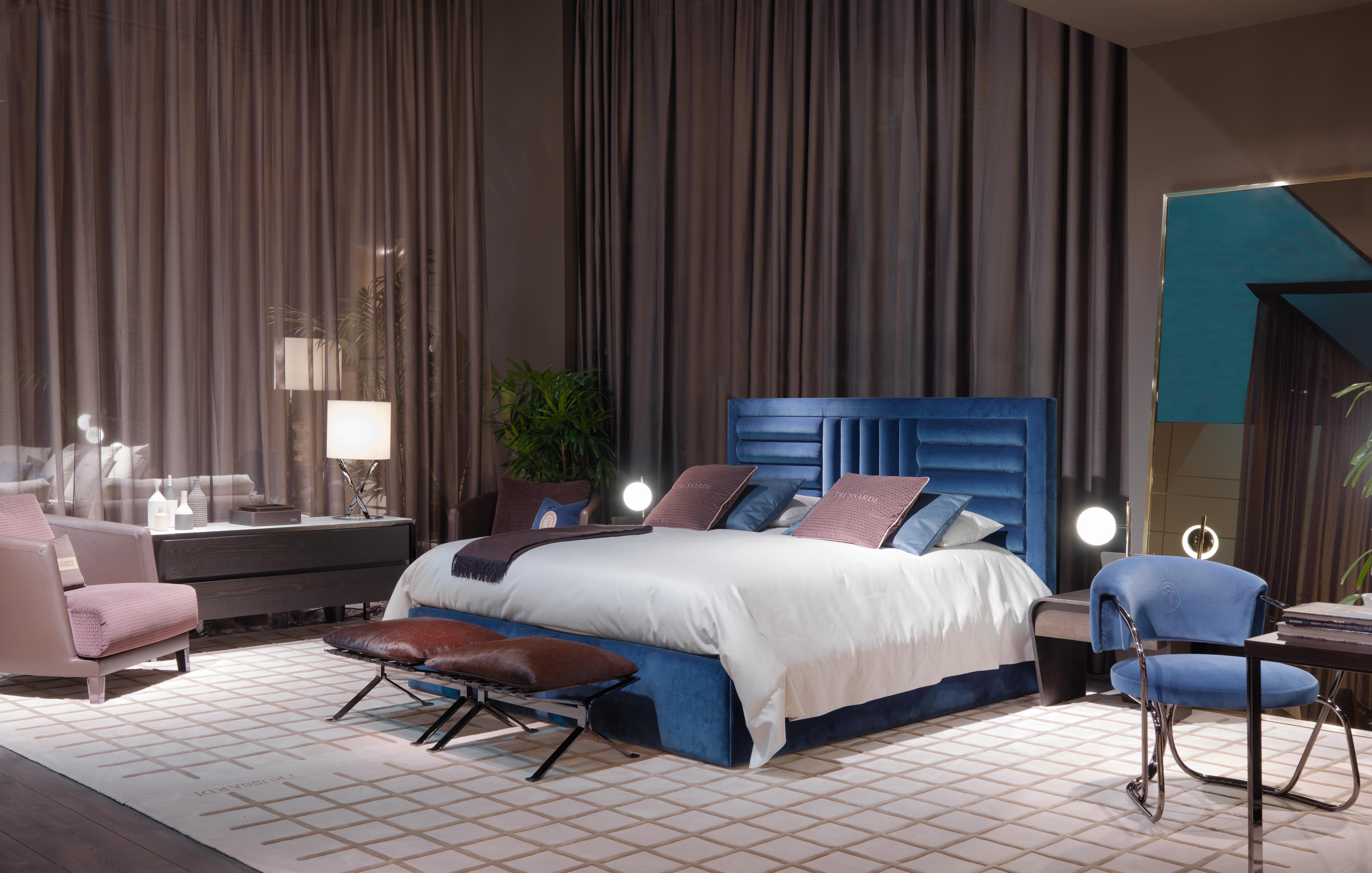 tr_relief_bed_sit_414_footstools_a-round_armchair