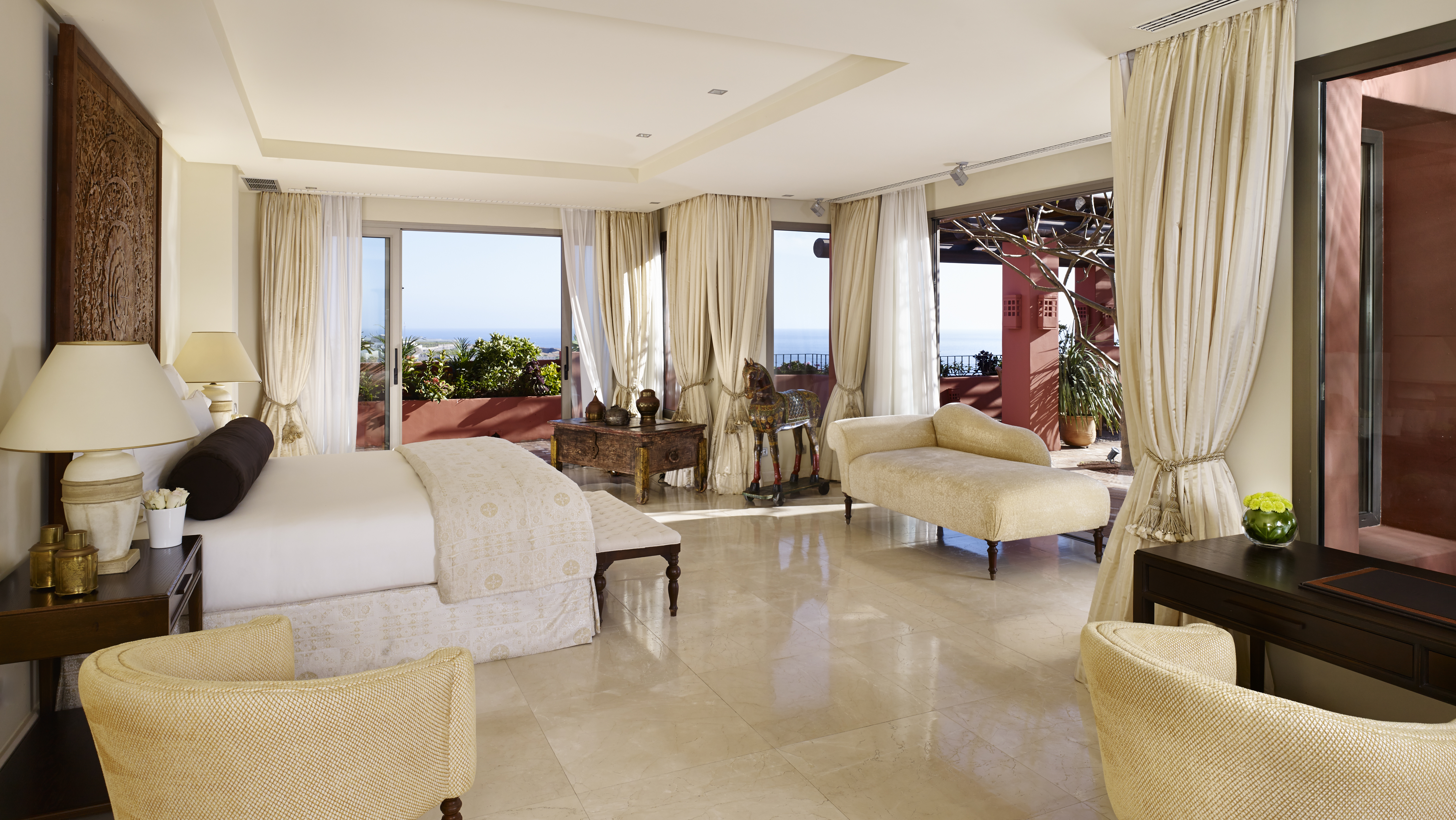 imperial_suite_master_bedroom
