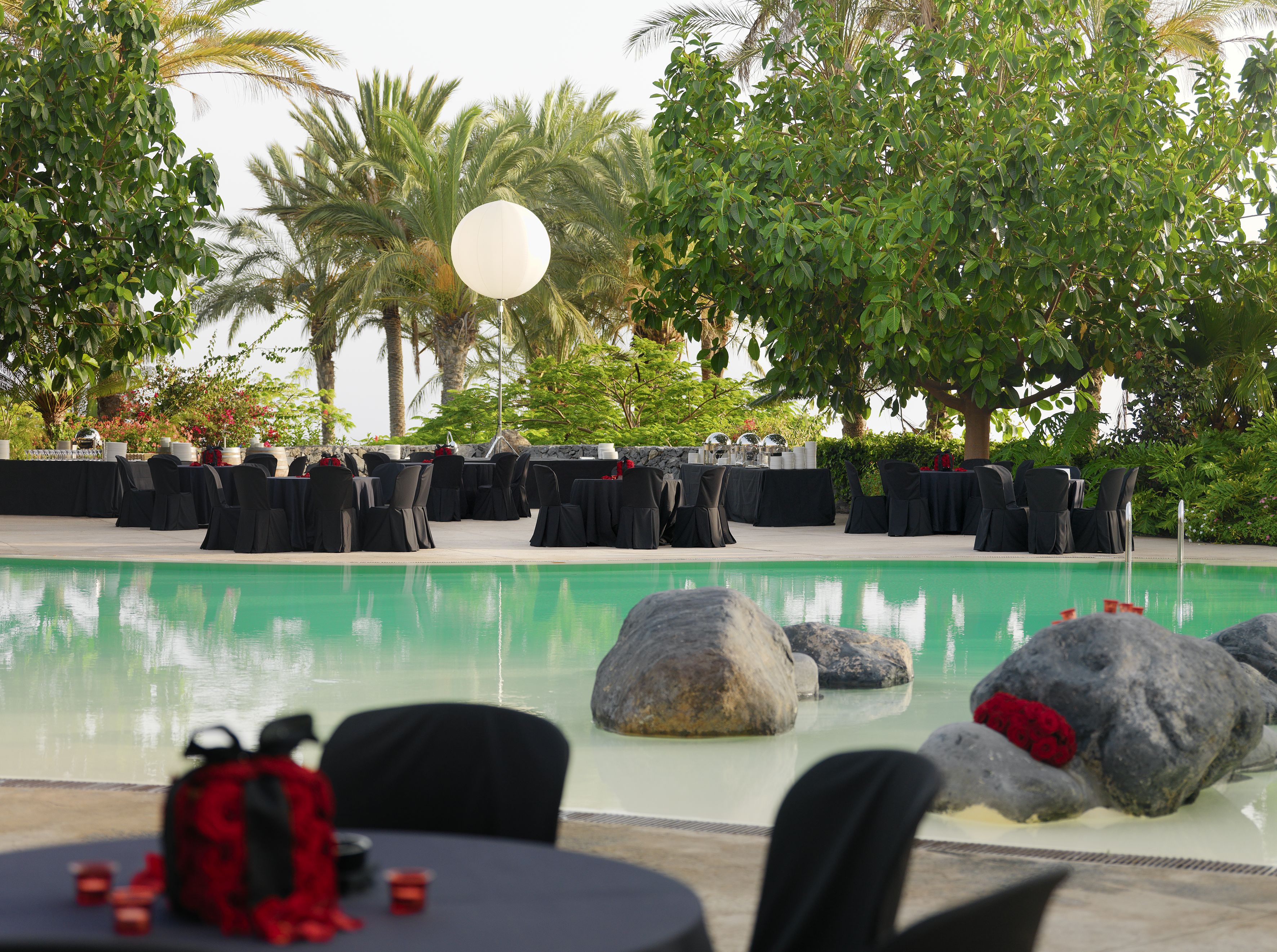 swimming_pool_set_up_-_gala_dinner