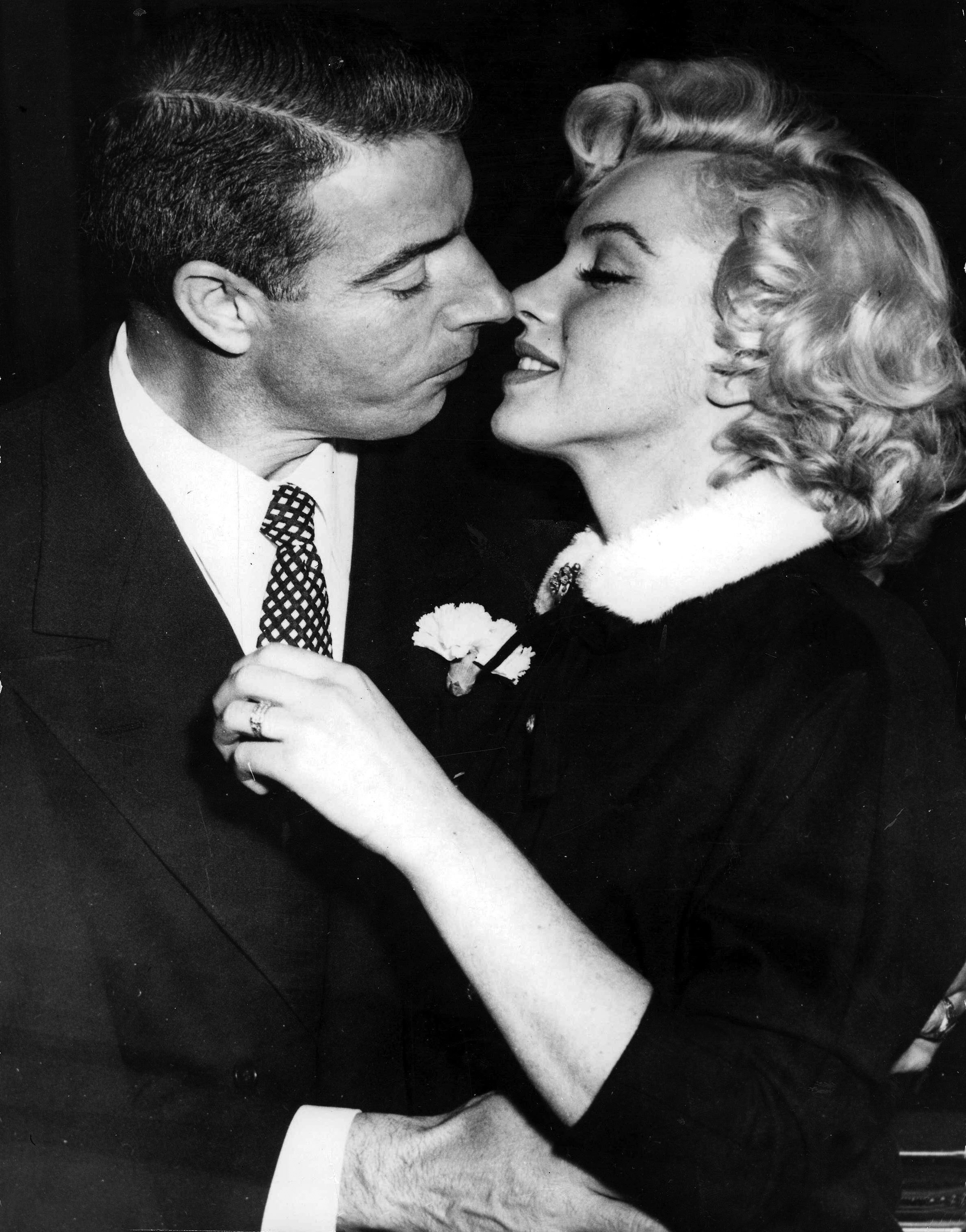 2014-01-14-marilynmonroewedding_kiss