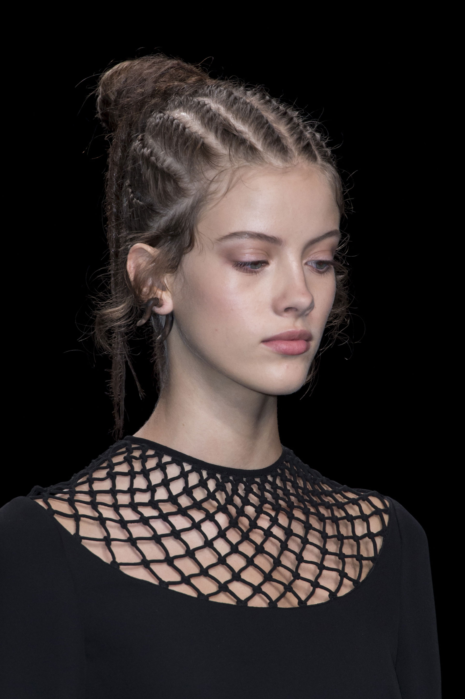 valentino-spring-2016-runway-beauty-fashion-show-the-impression-08
