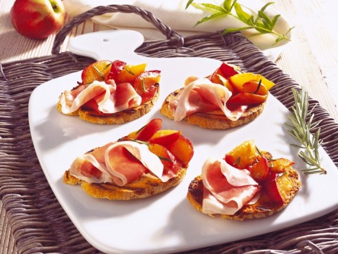 bruschette-con-prosciutto-e-pesche-725x545 (1)