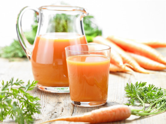 decanter-and-glass-of-carrot-juice