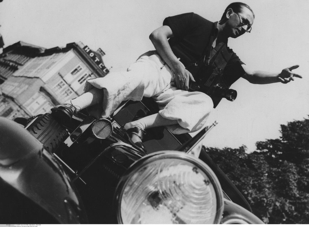 Der Fotograf Martin Munkacsi mit Kamera auf dem Dach eines Autos vor 1934