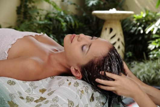 Нанесение-маски-на-волосы