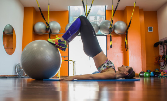 atacadas-reebok-girl-trabajo-glúteos-fitball