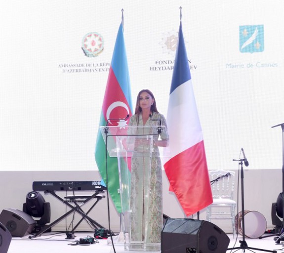 inside_mehriban_aliyeva_150715_10