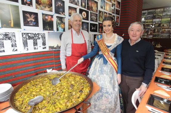 Fallera con gente F09