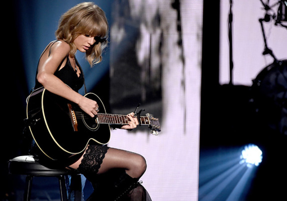 2015 iHeartRadio Music Awards On NBC - Show