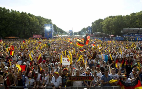 2014-06-16T162422Z_994165481_GM1EA6H011M01_RTRMADP_3_SOCCER-WORLD