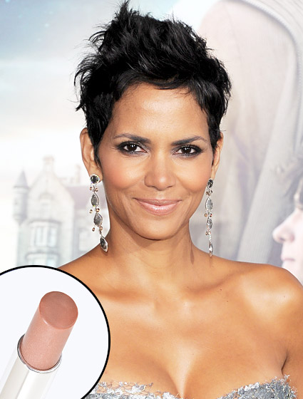 1353103143_1-halle-berry-560