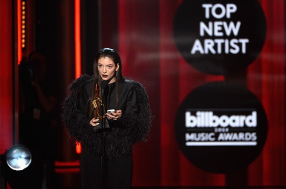 lorde-2014-billboard-music-awards-performance-650