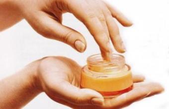 1297990268_uhod-hand