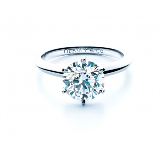 Представленное в Баку обручальное кольцо Tiffany Setting  с бриллиантом 1,36 карат – 38.705 манат.